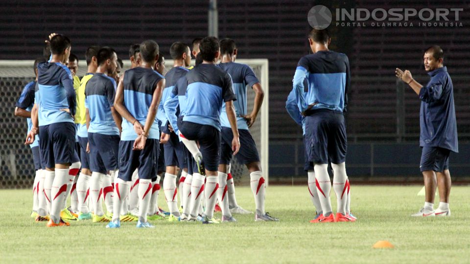 Indra Sjafri sedang memberi instriksi kepada skuad Indonesia U-19 ketika berlatih di Stadion Utama Gelora Bung Karno, Jakarta. Copyright: © Ratno Prasetyo/INDOSPORT